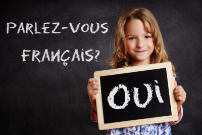 Parlez-vous francais? Kind mit Kreidetafel