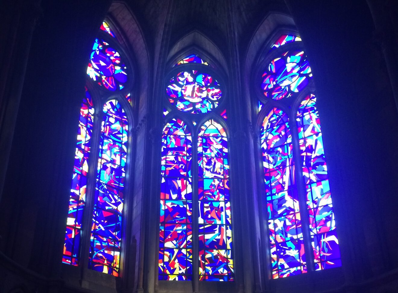 Kirchenfenster eines deutschen Künstlers in der Kathedrale von Reims