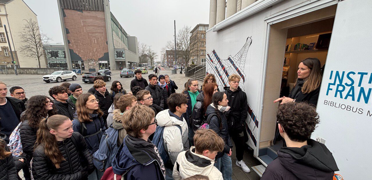 Großes Interesse am Bibliobus am Theatervorplatz in Duisburg. Immer wieder nutzen Schulen diese rollende Bibliothek für einen Unterrichts-Ausflug.