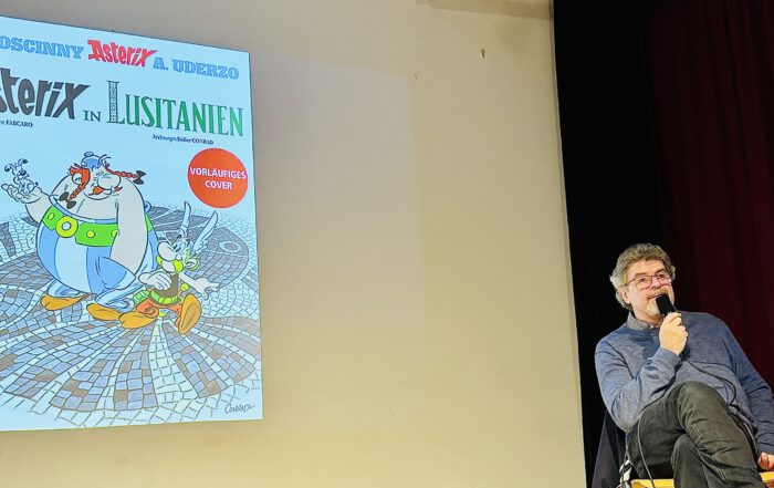 „Eine Übersetzung ist dann besonders gelungen, wenn niemand merkt, dass sie übersetzt wurde“, betonte Jöken. Dieses Prinzip gilt natürlich auch im neusten Band, der am 23. Oktober dieses Jahres erscheinen soll:  „Asterix in Lusitanien”. Dies wird dann die 9. Geschichte sein, die Übersetzer Klaus Jöken ins Deutsche übertragen hat. Mit einer Auflage von 1,5 Millionen Exemplaren alleine in Deutschland und 5 Millionen Exemplaren in 14 Sprachen ist die Comic-Serie Asterix&Obelix eindeutig der erfolgreichste Comic in Europa. (Foto: Stefan Endell/DFG Duisburg).