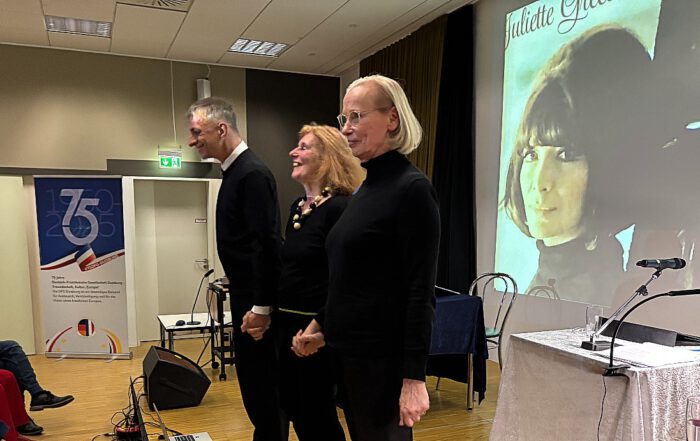 Soirée über Gréco und Barbara: Großer Applaus und viele Bravos am Schluss für einen sehr interessanten Abend. Das Trio Florence Hervé (Mitte), Christiane  Lemm (re.)  und Mayo Valvo (li.) überzeugten mit einer wundervollen Vorstellung. (Foto: DFG DU/ sten).